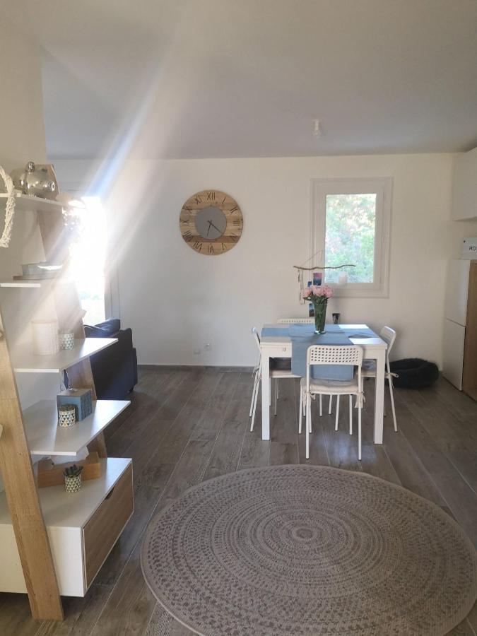 Appartement Proche Mer Avec Terrasse Et Jardin Privatif Hyeres Exterior photo